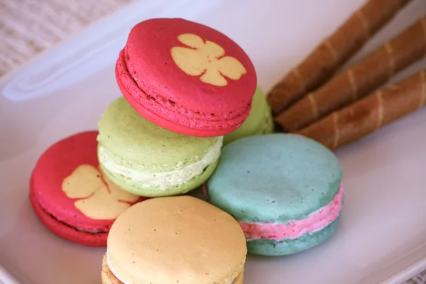 Macarons coloridos fijados en la mesa, macarons coloridos franceses tradicionales, macarons dulces . —  Fotos de Stock