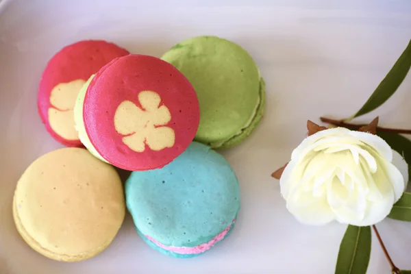 Colorful macarons set on table, traditional french colorful macarons ,Sweet macarons. — Stock Photo, Image