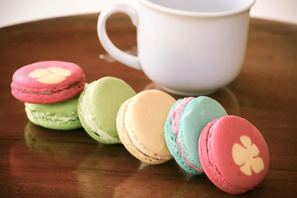 Colorful macarons set on table, traditional french colorful macarons ,Sweet macarons. — Stock Photo, Image