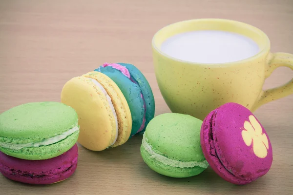 Colorful macarons set on table, traditional french colorful macarons ,Sweet macarons. — Stock Photo, Image