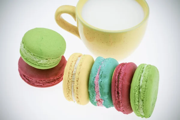Colorful macarons set on table, traditional french colorful macarons ,Sweet macarons. — Stock Photo, Image