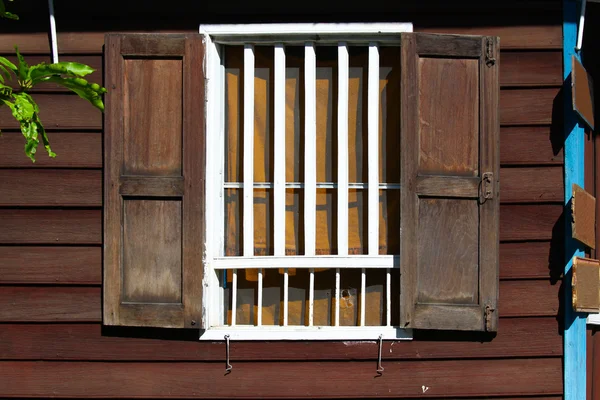 Vintage venster. Venster van oude houten huis — Stockfoto