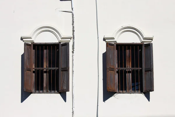 Vieille fenêtre. Fenêtre de vieille maison en bois — Photo