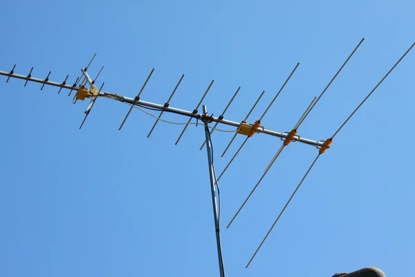 Antigua antena de TV en el techo de la casa con el cielo bullicio —  Fotos de Stock