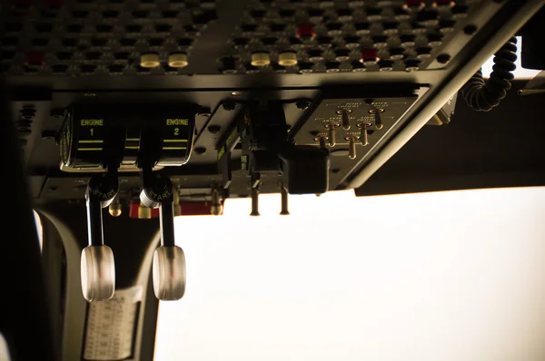 O painel de controle de pilotos dentro de um avião de passageiros, Painel de controle do avião . — Fotografia de Stock