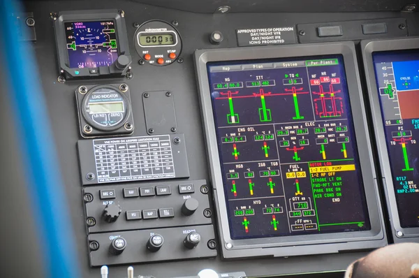 O painel de controle de pilotos dentro de um avião de passageiros, Painel de controle do avião . — Fotografia de Stock