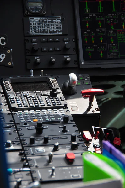 O painel de controle de pilotos dentro de um avião de passageiros, Painel de controle do avião . — Fotografia de Stock