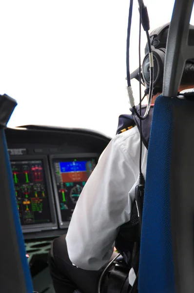 Piloto e co-piloto em avião corporativo no cockpit, operação piloto com painel de controle . — Fotografia de Stock