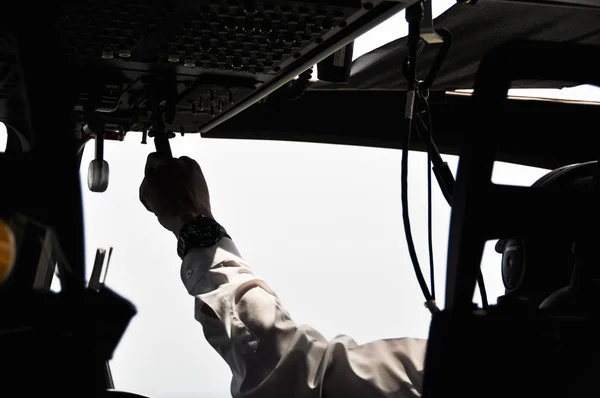 Pilot și copilot în avion corporativ în cabină de pilotaj, Operațiune pilot cu panou de control . — Fotografie, imagine de stoc