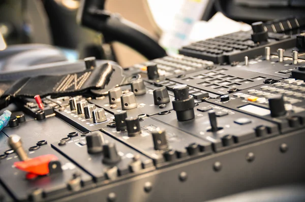 El panel de control de los pilotos dentro de un avión de pasajeros, panel de control del avión . — Foto de Stock