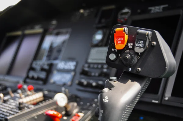 O painel de controle de pilotos dentro de um avião de passageiros, Painel de controle do avião . — Fotografia de Stock