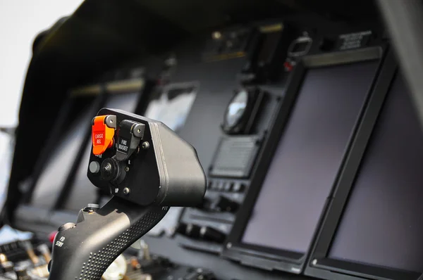 O painel de controle de pilotos dentro de um avião de passageiros, Painel de controle do avião . — Fotografia de Stock