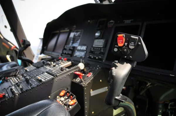 O painel de controle de pilotos dentro de um avião de passageiros, Painel de controle do avião . — Fotografia de Stock