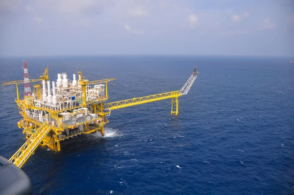 Ropy naftowej i gazu platformy w zatoce lub morza, świat energii, Offshore budownictwa oleju i amatorskie. — Zdjęcie stockowe