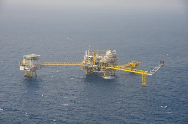 Plataforma de petróleo y gas en el golfo o el mar, La energía mundial, Petróleo mar adentro y construcción de plataformas . — Foto de Stock