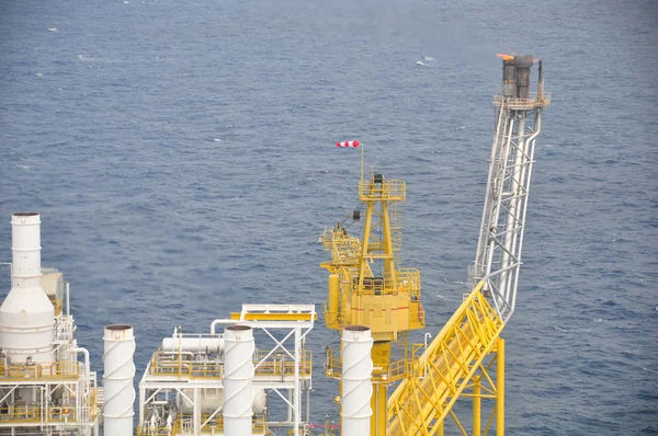Plateforme pétrolière et gazière dans le golfe ou la mer, L'énergie dans le monde, Construction pétrolière et de plate-forme offshore . — Photo