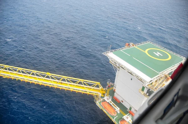 Platform van de olie- en gasindustrie in de Golf of de zee, de wereld energie, Offshore olie- en tuig bouw. — Stockfoto