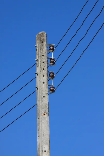 Electrical wire on pole. chaotic wire with nest on pole and blue sky background — Stock Photo, Image