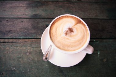 Kahve fincanı ya da taze kahve sabah saat ahşap tablo.