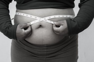 Close-up şişman kadın beyaz arka plan üzerinde siyah beyaz resim stili. Obezite sorunu, gıda Sağlık için diyet için kavram.