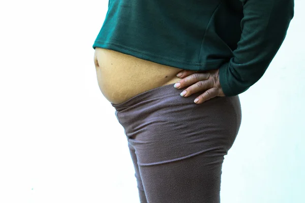 Primer plano de la mujer gorda sobre fondo blanco. Concepto para la obesidad, dieta de alimentos para la salud . — Foto de Stock