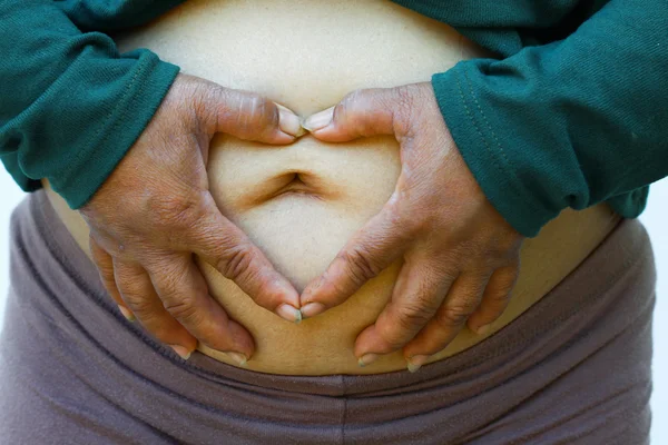 Close-up dari wanita gemuk di latar belakang putih. Konsep untuk masalah obesitas, makanan untuk kesehatan . — Stok Foto