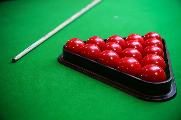 Snookerball auf Snookertisch, Snooker- oder Billardspiel auf grünem Tisch, internationaler Sport. — Stockfoto