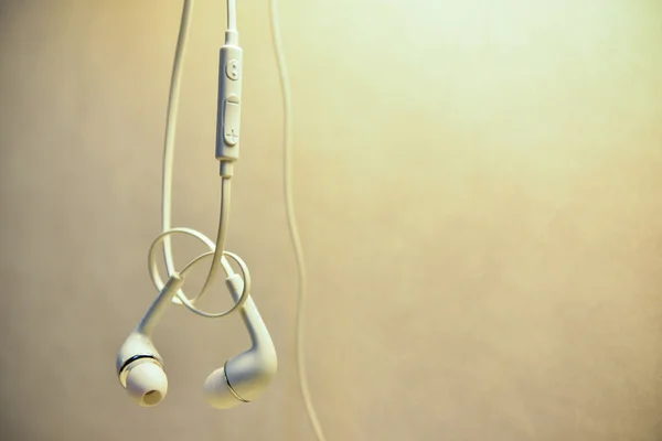Primer plano o concepto de auriculares blancos de música digital . — Foto de Stock