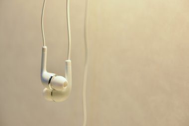 Yakın çekim veya dijital müzik kavramı beyaz kulaklık.