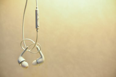 Yakın çekim veya dijital müzik kavramı beyaz kulaklık.