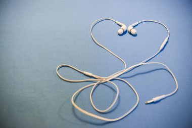 Yakın çekim veya dijital müzik kavramı beyaz kulaklık.