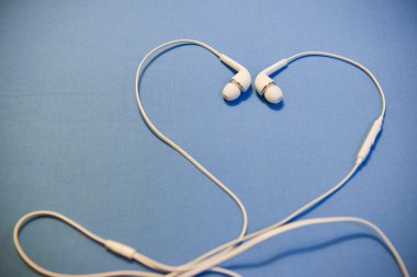 Yakın çekim veya dijital müzik kavramı beyaz kulaklık.