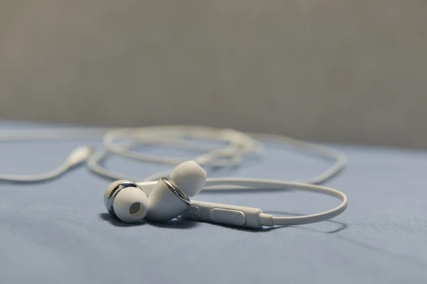 Primer plano o concepto de auriculares blancos de música digital . — Foto de Stock