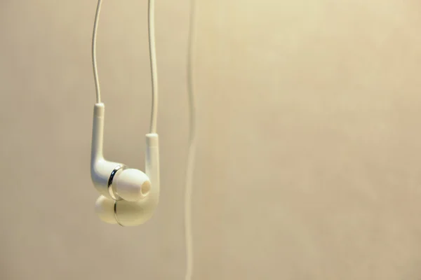 Közelről, vagy digitális zene fogalmának fejhallgató fehér. — Stock Fotó