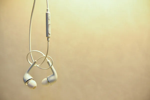 Z bliska lub pojęcie muzyki cyfrowej białe słuchawki. — Zdjęcie stockowe