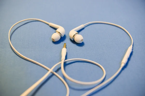 Primer plano o concepto de auriculares blancos de música digital . — Foto de Stock