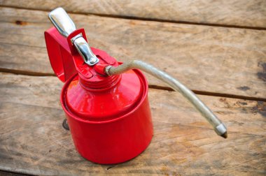 Petrol üzerinde ahşap arka plan olabilir, madeni yağ olabilir ve sanayi veya zor işleri kullanılan.
