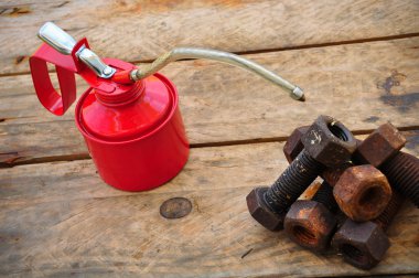 Petrol üzerinde ahşap arka plan olabilir, madeni yağ olabilir ve sanayi veya zor işleri kullanılan.