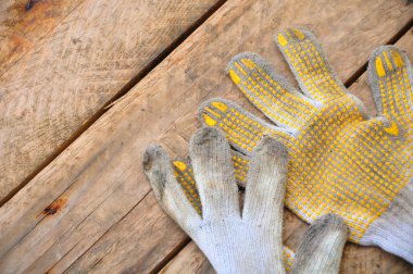 Eski Emanet eldiven eldiven kirli işleri üzerinde ahşap arka plan üzerinde.