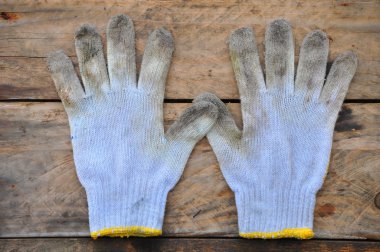 Eski Emanet eldiven eldiven kirli işleri üzerinde ahşap arka plan üzerinde.