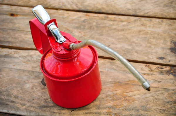 Lata de aceite sobre fondo de madera, lata de aceite lubricante y utilizada en la industria o trabajos duros . — Foto de Stock