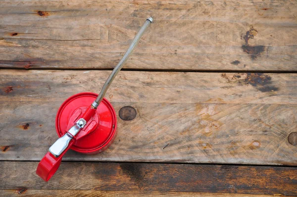 Olie kan op houten achtergrond, Lube olie kan en gebruikt in de industrie of hard werken. — Stockfoto