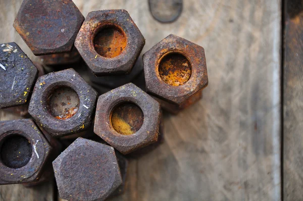 Vieux boulons ou boulons sales sur fond en bois, Équipement de machine dans le travail industriel . — Photo