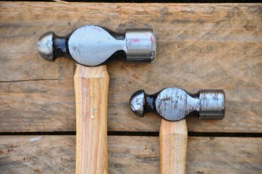 El aletleri ve ahşap arka plan üzerinde temel araçları kümesi çekiç