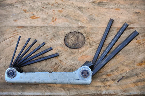 Δεκαεξαδική σύνολο των εργαλείων χειρός σε ξύλινα φόντο, εργαλεία εξοπλισμού — Φωτογραφία Αρχείου