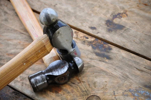 Martillo conjunto de herramientas manuales o herramientas básicas sobre fondo de madera —  Fotos de Stock