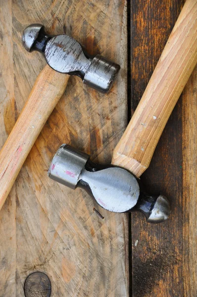 Set di martello di utensili manuali o strumenti di base su sfondo di legno — Foto Stock