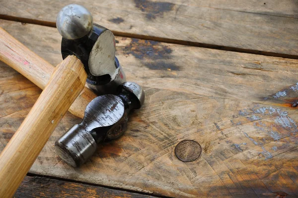 Set di martello di utensili manuali o strumenti di base su sfondo di legno — Foto Stock