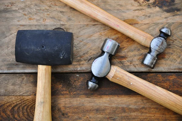 Hammer set handgereedschap of basisinstrumenten op houten achtergrond — Stockfoto