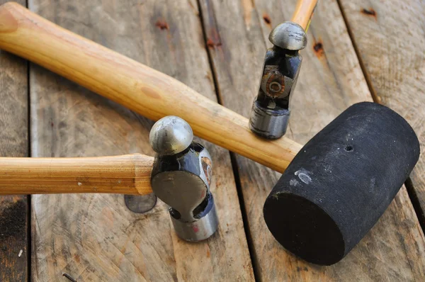 Набор ручных инструментов или основных инструментов на деревянном фоне — стоковое фото